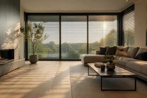 Wohnraum mit halb geschlossenem Sonnenschutz und sanften Lamellen-Schatten auf hellem Designboden