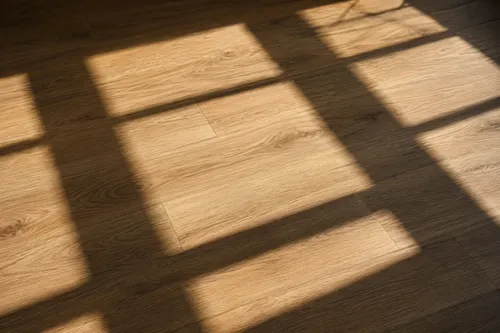 Designboden in Holzoptik mit deutlichem Sonnenlicht-Einfall und Schattenkanten